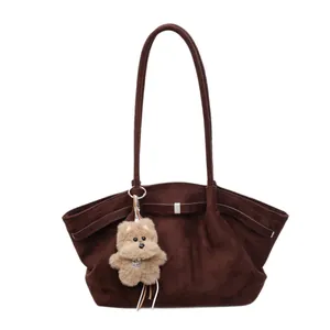 Sac fourre-tout en daim marron foncé avec fines anses et charmant pendentif en peluche