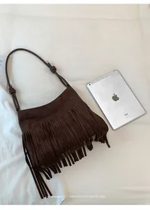 Detail einer dunkelbraunen Wildleder-Schultertasche mit Fransen und Knotendesign