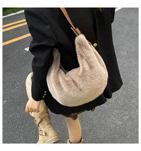 Style de rue d'un sac hobo en peluche camel avec une bandoulière en cuir réglable