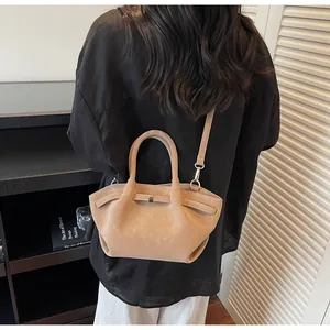 Vue détaillée du sac en cuir mat kaki avec texture plissée et boucle métallique de luxe