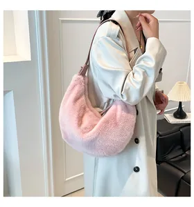 Vue détaillée du sac bandoulière demi-lune en peluche rose avec bandoulière en cuir