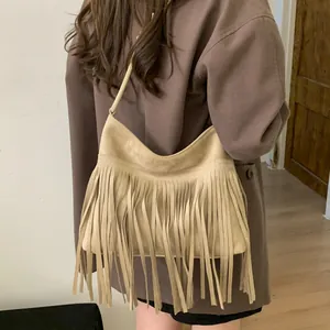 Schicke hellbraune Wildleder-Umhängetasche mit Fransen und Hobo-Design am Model getragen