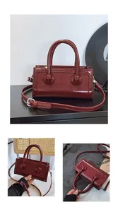 Detail der burgunderroten Handtasche aus glänzendem Lackleder und mattem Wildlederimitat