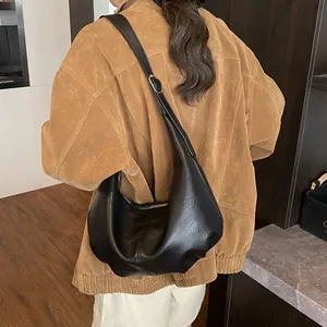 Sac hobo minimaliste en cuir noir avec boucle argentée réglable pour femmes