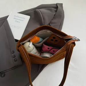 Borsa a tracolla minimalista in pelle scamosciata marrone con capiente interno e zip