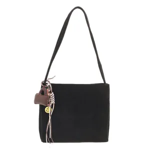 Borsa a spalla minimalista nera in pelle scamosciata con ciondoli trendy e tracolla sottile
