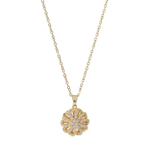 Detailansicht der goldenen Blumenkette mit funkelnden weißen Zirkonia-Steinen