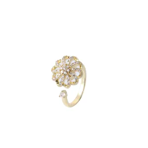 Eleganter goldener Blumenring mit Zirkonia-Blütenblättern in offenem Design für Damen