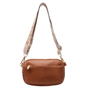 Stijlvolle bruine crossbodytas met een verstelbare brede band met geometrisch patroon