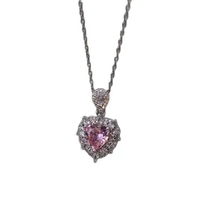 Dettaglio del ciondolo a cuore in zircone rosa con catena in acciaio al titanio