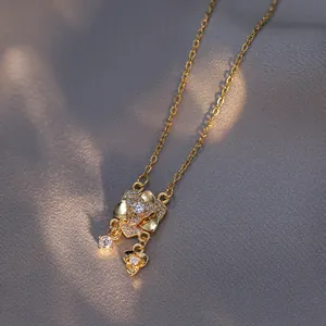 Collier élégant en or rose avec pendentif fleur serti de zircons blancs sur soie grise