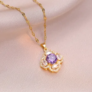 Collana dorata da donna con ciondolo a fiore in zircone viola e catena a maglie piatte lucide