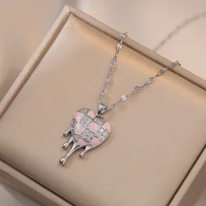 Collier cœur en damier rose avec pendentif goutte fluide en acier au titane