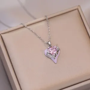 Halskette mit rosa Kristallherz und Silberkette auf einer Champagner Seidenbox