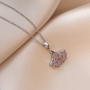 Collier élégant en argent avec feuille de ginkgo et zircons roses sur soie satinée crème