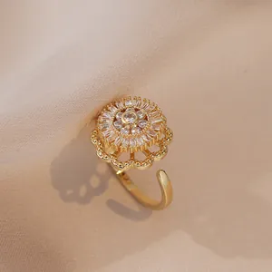 Anillo de girasol dorado con circonitas sobre elegante fondo de seda beige