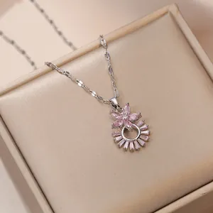 Collier en argent élégant avec pendentif fleur en pierre rose sur une boîte à bijoux