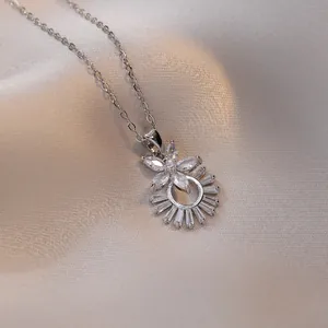 Collier élégant en acier inoxydable avec pendentif fleur et zircons sur du satin