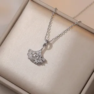 Élégant collier feuille de ginkgo en argent avec incrustation de zircon dans un coffret