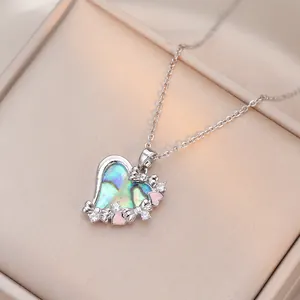 Macro detail van hartketting met abalone schelp, roze emaille en zirkonia accenten