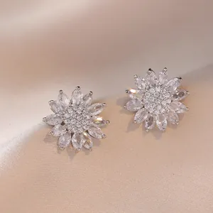 Boucles d'oreilles élégantes en forme de tournesol en acier argenté avec zircons