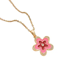 Détail du pendentif fleur rose et bordeaux serti de cristaux sur chaîne dorée