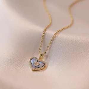 Collier cœur élégant avec nacre bleue scintillante et chaîne à maillons dorés