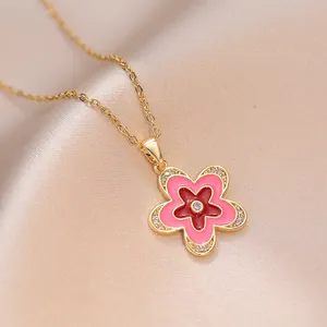 Collier avec pendentif fleur en zircon rose et chaîne dorée sur soie