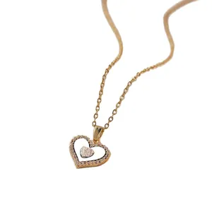 Collier élégant à double cœur doré avec sertissage pavé de zircons étincelants