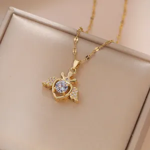 Collier élégant couronne d'ange avec pendentif cœur en zircone sur boîte à bijoux luxe