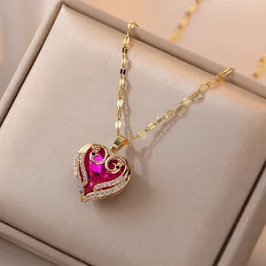 Collier cœur doré avec pendentif en cristal rose et détails scintillants de zircon blanc