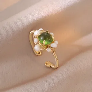 Anello regolabile artigianale con grande pietra verde e perle d'acqua dolce naturali