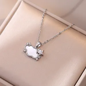 Elegante collana a nuvola con intarsio in madreperla e ciondolo a stella