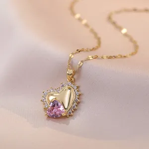 Vista macro dettagliata della collana con ciondolo a cuore, gemma rosa e micro-diamanti