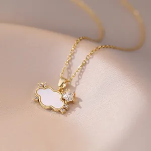 Elegante collana con ciondolo a nuvola dorata con inserto bianco e accenti di zircone a stella