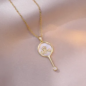 Collier élégant en titane doré avec pendentif éventail en nacre et zircon rose brillant