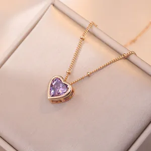 Collier élégant en titane doré avec pendentif cœur en améthyste dans son écrin