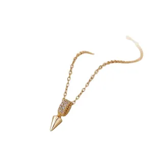 Collana minimalista dorata con ciondolo a punta, zirconi incastonati e catena a maglie fini