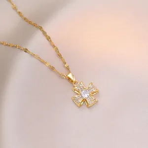 Collana vintage dorata con pendente a fiore in zircone e dettagli in cristallo lucido