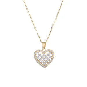 Élégant collier pendentif cœur doré avec zircons étincelants sur une chaîne classique en O
