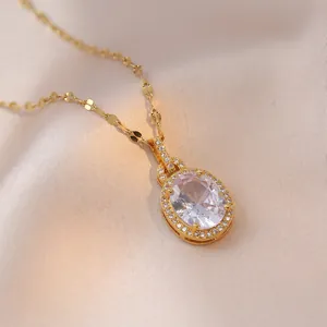 Collier pendentif goutte d'eau dorée avec zircons scintillants sur soie douce