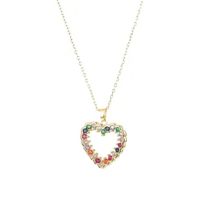 Ciondolo a cuore vuoto con pietre di zircone colorate su una catena a maglie dorate