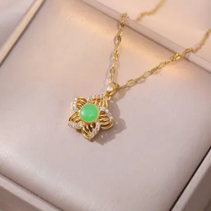 Collier fleur dorée élégant avec pierre vert émeraude et cristaux étincelants