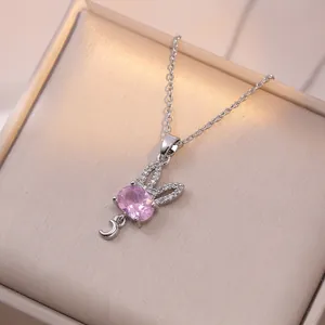 Collier lapin et lune en argent avec pierre rose et cristaux dans un écrin à bijoux