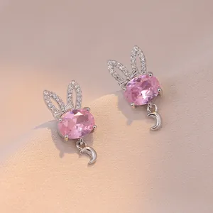 Boucles d'oreilles lapin et lune avec pierres roses et cristaux blancs étincelants
