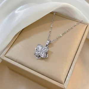 Dettaglio di un ciondolo a fiore rotante con zirconi taglio marquise su catena argento
