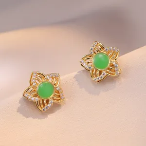 Boucles d'oreilles fleurs dorées avec pierres vert émeraude et zircons cubiques