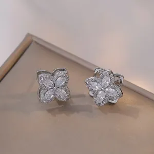 Detailansicht funkelnder Blumenohrringe aus Silber mit klaren Zirkonia-Steinen