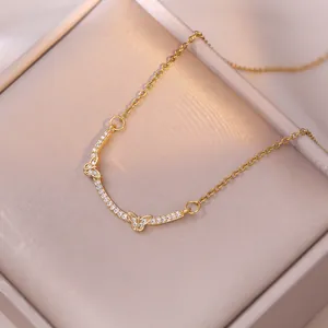 Minimalistische Goldhalskette aus Titanstahl mit Zirkonia-Bogen und Schmetterlingsanhänger