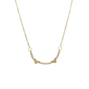 Goldene Titanhalskette mit Smile-Anhänger, Zirkonia-Schleifen und feiner Gliederkette